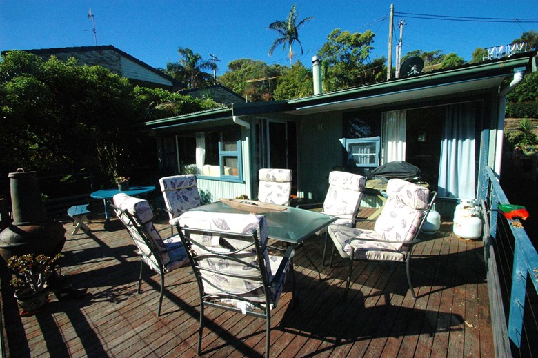 Outdoor dining Copa Shells Beach House - A pet friendly holiday accommodation beach house with dog friendly beaches at Copacabana Beach on the Central Coast NSW