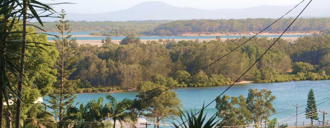 Pet Friendly Accommodation. Four pet friendly holiday houses; dog friendly accommodation for holidaying with dogs. Holiday rentals at Nambucca Heads near Valla Beach, Mid North Coast NSW & Copacabana Beach Central Coast NSW