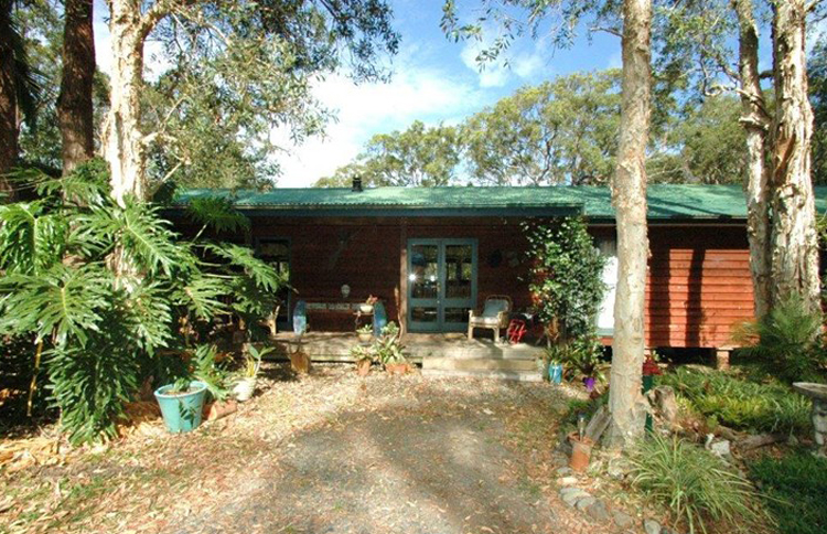 Sanctuary Bush to Beach House. A pet friendly accommodation beach house with dog friendly beaches for your holiday at Nambucca Heads near Valla Beach, Mid North Coast NSW 